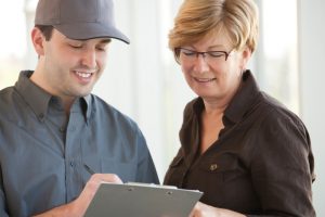 woman-talks-with-technician